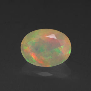 0.87カラットの天然マルチカラーオパール（8.2×6.2 mm・透明）