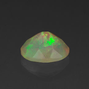 0.87カラットの天然マルチカラーオパール（8.2×6.2 mm・透明）