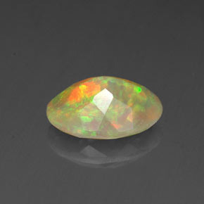 0.82カラットの天然マルチカラーオパール（8.5×6.3 mm・透明）