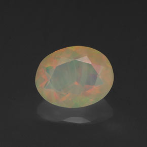 0.88カラットの天然マルチカラーオパール（7.9×6.2 mm・透明）