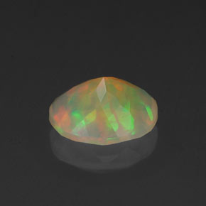 0.88カラットの天然マルチカラーオパール（7.9×6.2 mm・透明）