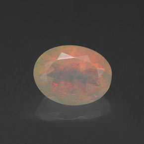 0.89カラットの天然マルチカラーオパール（8×6.2 mm・透明）