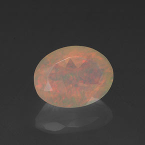 0.89カラットの天然マルチカラーオパール（8×6.2 mm・透明）