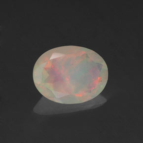 0.64カラットの天然マルチカラーオパール（8×6.1 mm・オーバルカット）