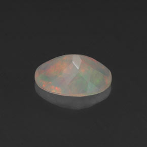 0.64カラットの天然マルチカラーオパール（8×6.1 mm・オーバルカット）
