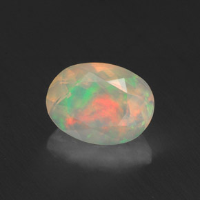 0.96カラットの天然マルチカラーオパール（8.1×6.1 mm・透明）