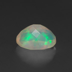 0.96カラットの天然マルチカラーオパール（8.1×6.1 mm・透明）