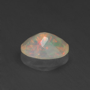 0.71カラットの天然マルチカラーオパール（8.1×6.1 mm・オーバルカット）