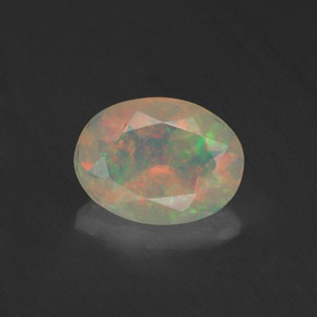 0.74カラットの天然マルチカラーオパール（8×6 mm・オーバルカット）