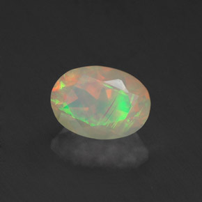 0.67カラットの天然マルチカラーオパール（7.3×5.3 mm・透明）