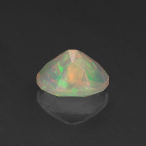 0.67カラットの天然マルチカラーオパール（7.3×5.3 mm・透明）