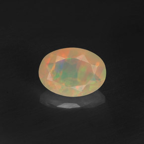 0.50カラットの天然マルチカラーオパール（7×5.1 mm・透明）