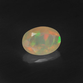 0.50カラットの天然マルチカラーオパール（7×5.1 mm・透明）