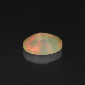 0.50カラットの天然マルチカラーオパール（7×5.1 mm・透明）