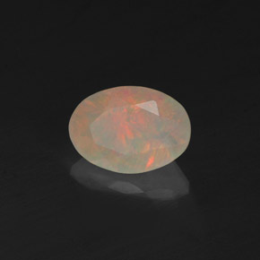 0.49カラットの天然マルチカラーオパール（7.1×5 mm・透明）