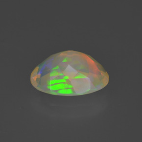 1.47カラットの天然マルチカラーオパール（10.2×8 mm・オーバルカット）