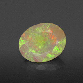 1.70カラットの天然マルチカラーオパール（10.3×8.2 mm・透明）
