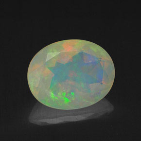 1.58カラットの天然マルチカラーオパール（10.1×8 mm・オーバルカット）