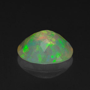 1.58カラットの天然マルチカラーオパール（10.1×8 mm・オーバルカット）