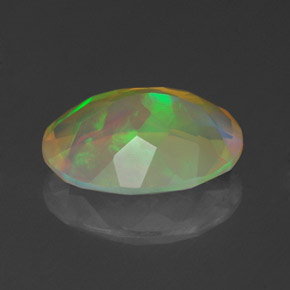 1.59カラットの天然マルチカラーオパール（10.3×8.3 mm・オーバルカット）