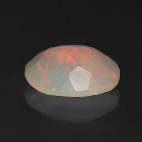 1.57カラットの天然マルチカラーオパール（10×8.1 mm・透明）