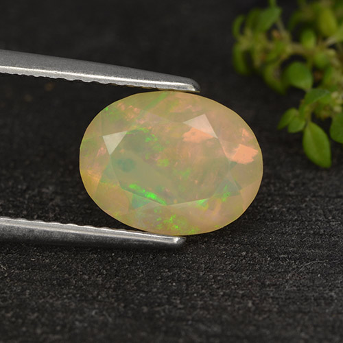 1.14カラットの天然マルチカラーオパール（9.4×7.3 mm・オーバルカット）