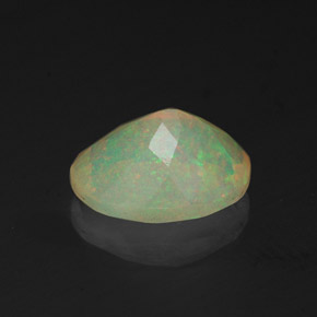 1.26カラットの天然マルチカラーオパール（9.2×7.1 mm・透明）