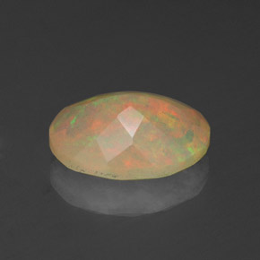 1.14カラットの天然マルチカラーオパール（9.2×7.1 mm・オーバルカット）