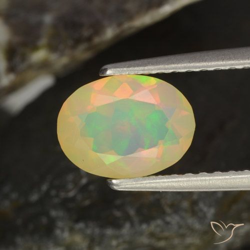 0.94カラットの天然マルチカラーオパール（8.2×6.2 mm・オーバルカット）