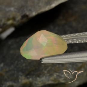 0.94カラットの天然マルチカラーオパール（8.2×6.2 mm・オーバルカット）