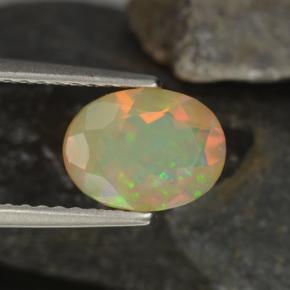 0.92カラットの天然マルチカラーオパール（8.2×6.3 mm・オーバルカット）