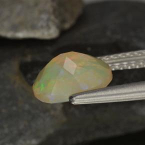 0.92カラットの天然マルチカラーオパール（8.2×6.3 mm・オーバルカット）