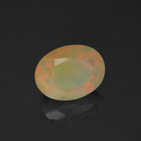 1.02カラットの天然マルチカラーオパール（8.3×6.2 mm・透明）