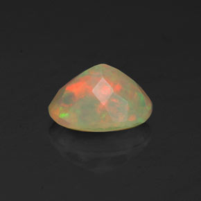 1.02カラットの天然マルチカラーオパール（8.3×6.2 mm・透明）