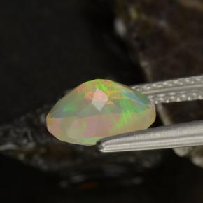 0.88カラットの天然マルチカラーオパール（8.3×6.2 mm・オーバルカット）
