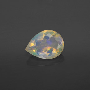 0.74カラットの天然マルチカラーオパール（8.2×6.1 mm・洋梨の形）