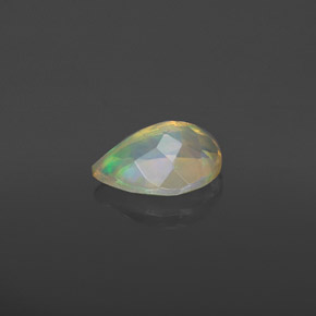 0.74カラットの天然マルチカラーオパール（8.2×6.1 mm・洋梨の形）