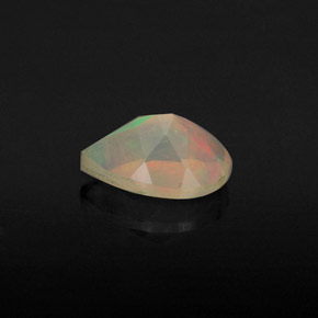 0.51カラットの天然マルチカラーオパール（7.2×5.2 mm・洋梨の形）