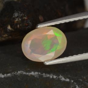 0.78カラットの天然マルチカラーオパール（8.2×6.2 mm・オーバルカット）
