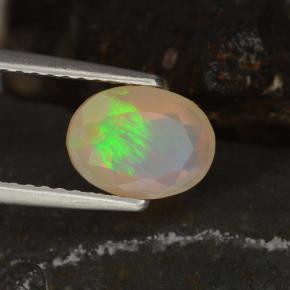0.78カラットの天然マルチカラーオパール（8.2×6.2 mm・オーバルカット）