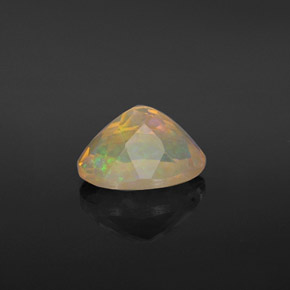0.92カラットの天然マルチカラーオパール（8.1×6.1 mm・オーバルカット）