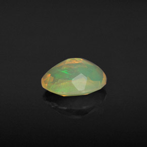 0.94カラットの天然マルチカラーオパール（8.4×6.4 mm・オーバルカット）