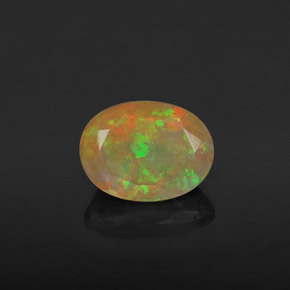 0.98カラットの天然マルチカラーオパール（8.2×6.1 mm・透明）