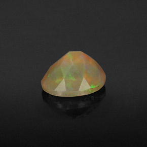 0.98カラットの天然マルチカラーオパール（8.2×6.1 mm・透明）