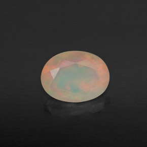 0.88カラットの天然マルチカラーオパール（8.2×6.1 mm・透明）