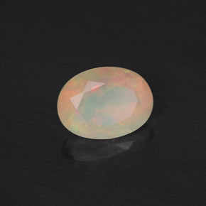 0.88カラットの天然マルチカラーオパール（8.2×6.1 mm・透明）