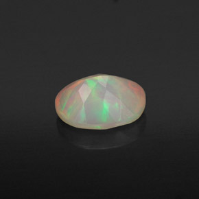 0.88カラットの天然マルチカラーオパール（8.2×6.1 mm・透明）
