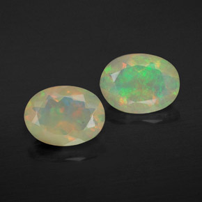 カラットの天然マルチカラーオパール（8.3×6.2 mm・透明）