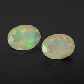 カラットの天然マルチカラーオパール（8.3×6.2 mm・透明）