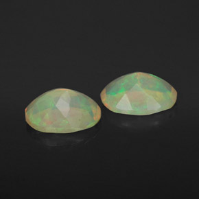 カラットの天然マルチカラーオパール（8.3×6.2 mm・透明）